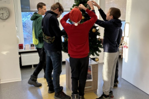 Okrasitev smerčice na Društvu Sožitje_dec 2024